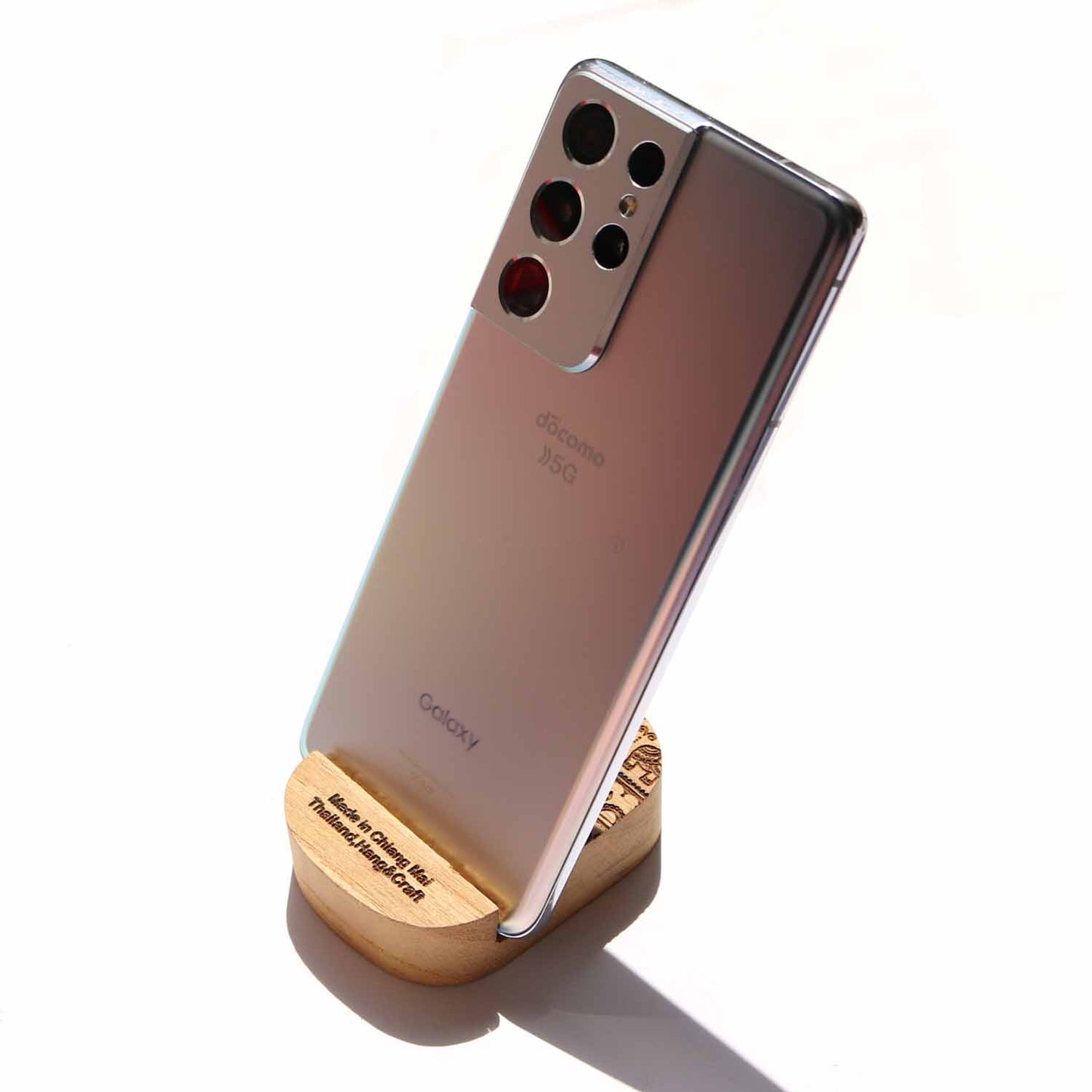 チェンマイの工房で作られた木製スマホスタンド 象柄