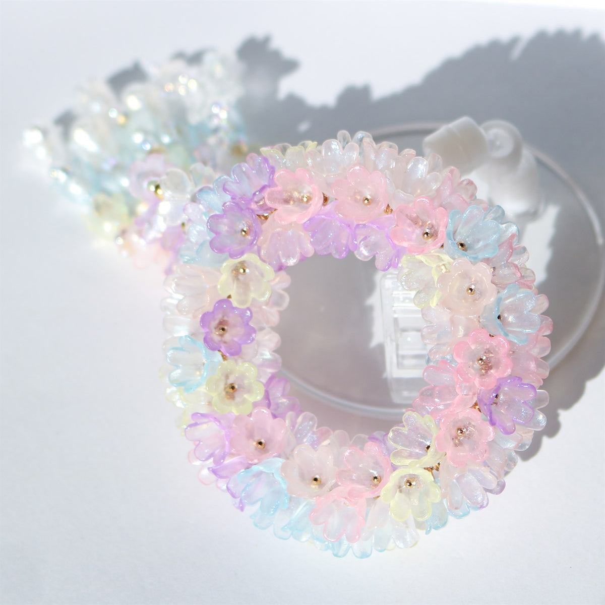 光を通す花びらビーズを重ねたプアンマーライの輪の部分（パステルピンク）