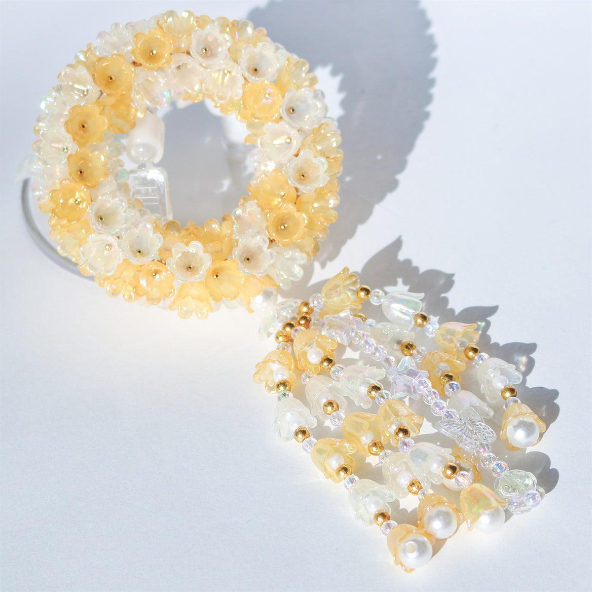 イエローのビーズのプアンマーライ オレンジとクリーム色の花びらにゴールドのビーズ