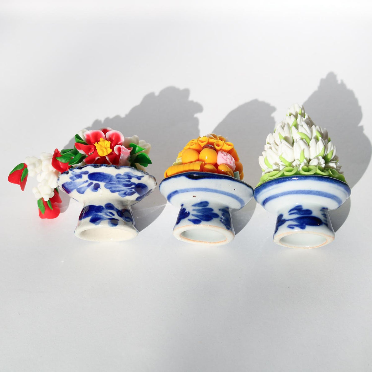 青い絵付けの陶器の高坏（台座）