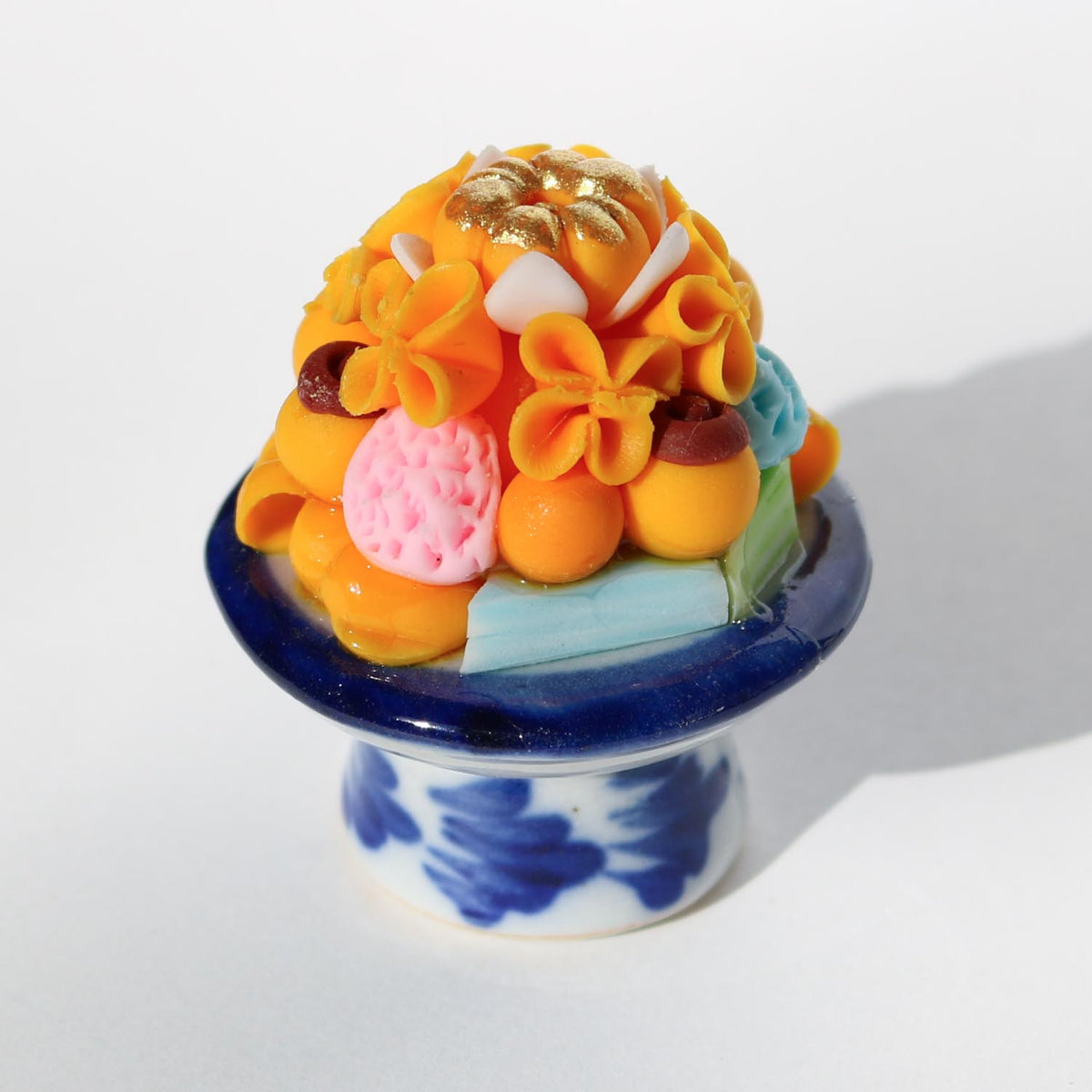 タイの縁起菓子カノム・モンコンのミニチュアのお供え