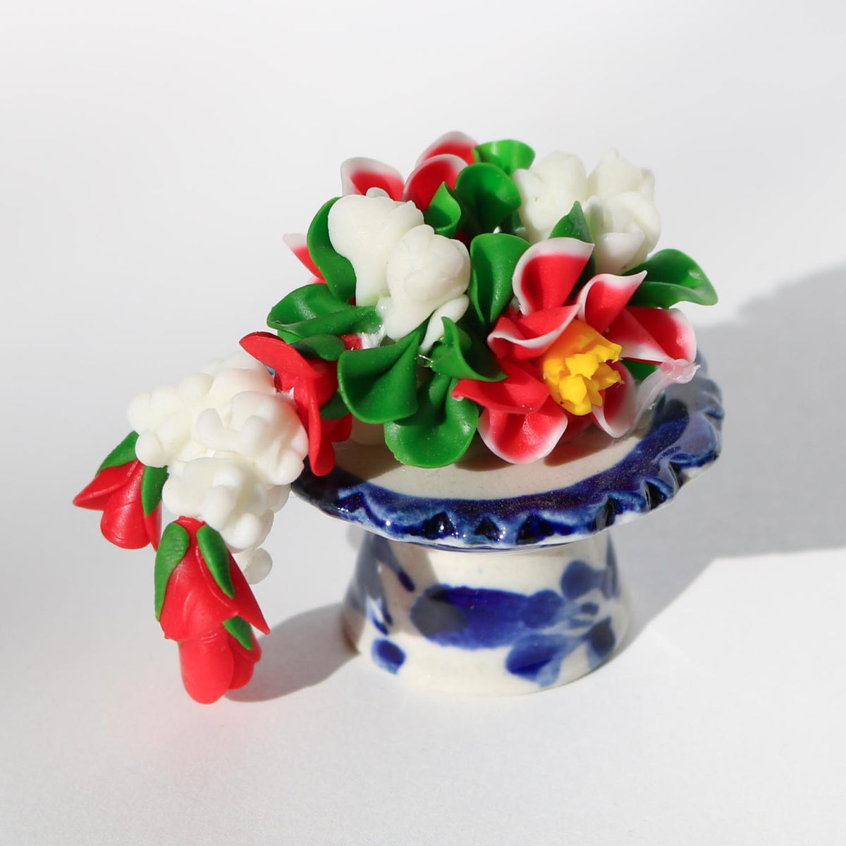 花輪プアンマーライをのせたミニチュアのお供え